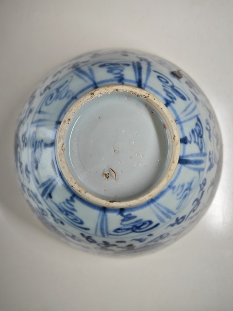 古玩陶瓷明空白期青花內十字寶杵外纏枝花卉紋茶碗拍賣,當前價格8765元