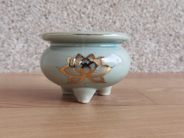 古玩陶瓷豆青釉描金花卉紋三足香爐拍賣,當前價格168元