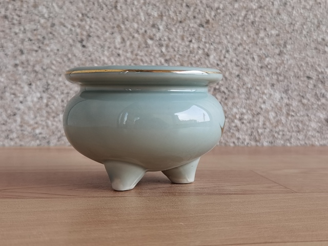 古玩陶瓷豆青釉描金花卉紋三足香爐拍賣,當前價格168元