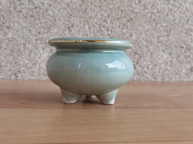 古玩陶瓷豆青釉描金花卉紋三足香爐拍賣,當前價格168元