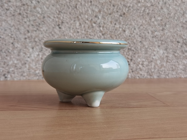 古玩陶瓷豆青釉描金花卉紋三足香爐拍賣,當前價格168元