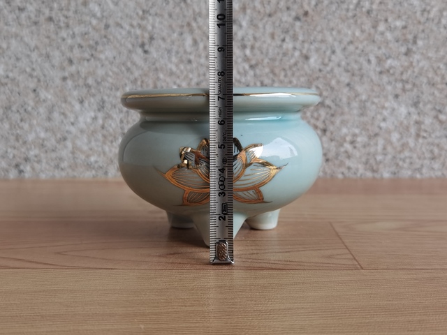 古玩陶瓷豆青釉描金花卉紋三足香爐拍賣,當前價格168元