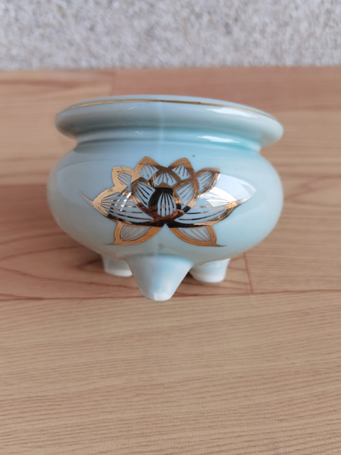 古玩陶瓷豆青釉描金花卉紋三足香爐拍賣,當前價格168元