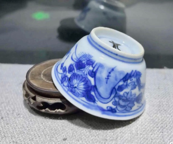 古玩陶瓷康熙·青花洞石花卉紋杯真品鑒賞圖
