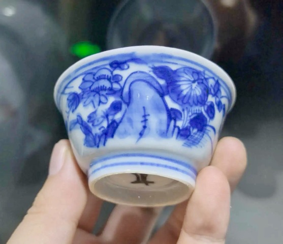 古玩陶瓷康熙·青花洞石花卉紋杯真品鑒賞圖