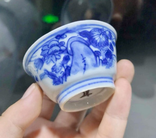 古玩陶瓷康熙·青花洞石花卉紋杯真品鑒賞圖