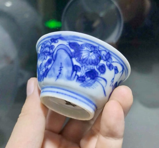 古玩陶瓷康熙·青花洞石花卉紋杯真品鑒賞圖