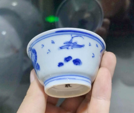 古玩陶瓷康熙·青花洞石花卉紋杯真品鑒賞圖
