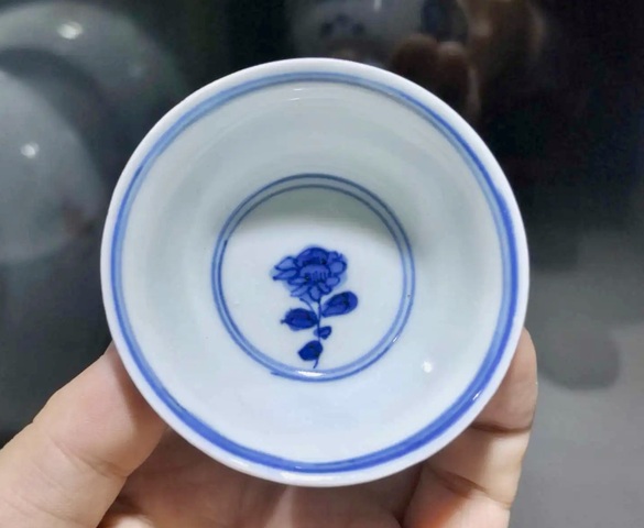 古玩陶瓷康熙·青花洞石花卉紋杯真品鑒賞圖