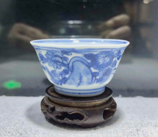 古玩陶瓷康熙·青花洞石花卉紋杯真品鑒賞圖