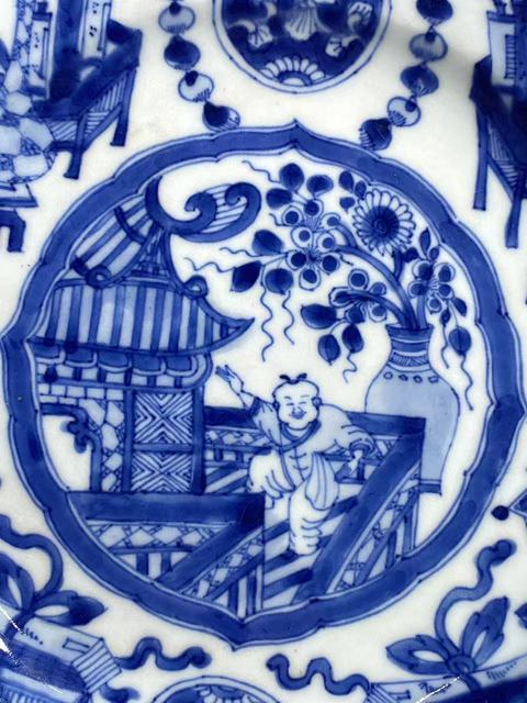 古玩陶瓷（虧出，不議價）清康熙博古紋嬰戲圖青花折沿盤拍賣，當前價格1600元