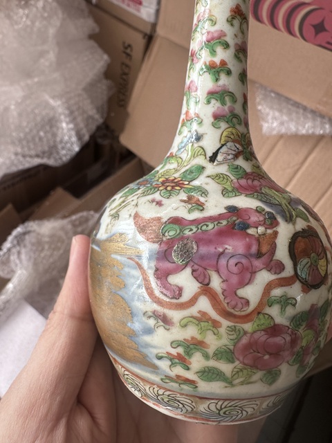古玩陶瓷青花加彩獅紋長頸瓶拍賣，當(dāng)前價格1800元