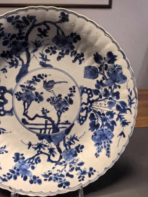 古玩陶瓷康熙翠毛藍青花花鳥紋花口菊瓣紋大盤拍賣，當前價格3666元