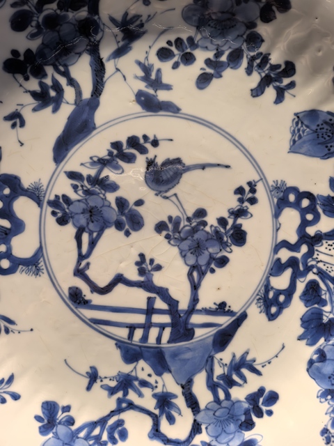 古玩陶瓷康熙翠毛藍青花花鳥紋花口菊瓣紋大盤拍賣，當前價格3666元