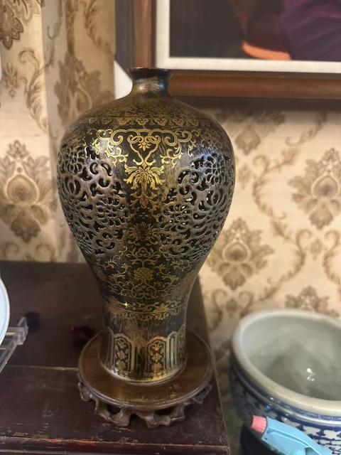 古玩陶瓷描金梅瓶拍賣，當(dāng)前價(jià)格5555元