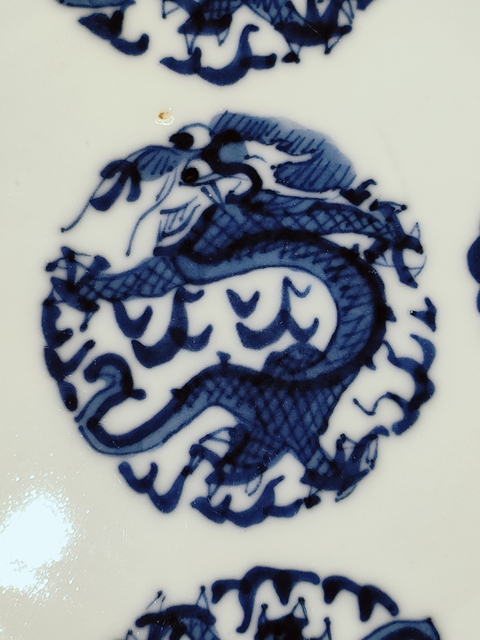 古玩陶瓷清中期道光年制,五龍團紋青花折沿盤拍賣,當前價格999元