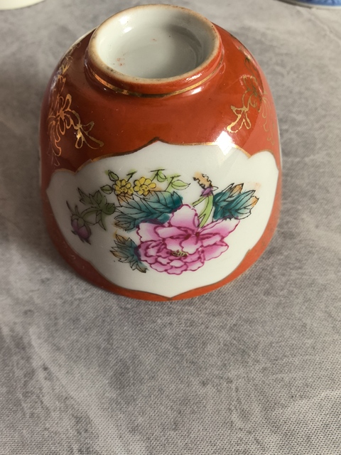古玩陶瓷紅釉地開光粉彩花卉紋杯拍賣,當前價格550元
