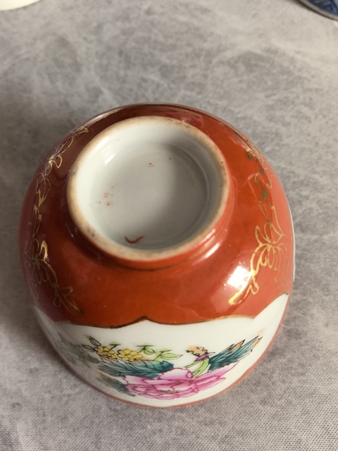 古玩陶瓷紅釉地開光粉彩花卉紋杯拍賣,當前價格550元