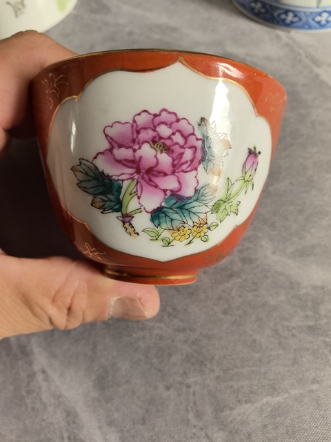 古玩陶瓷紅釉地開光粉彩花卉紋杯拍賣,當前價格550元