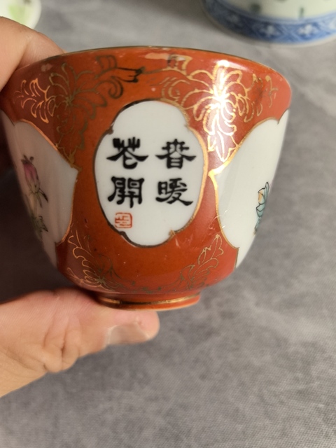 古玩陶瓷紅釉地開光粉彩花卉紋杯拍賣,當前價格550元