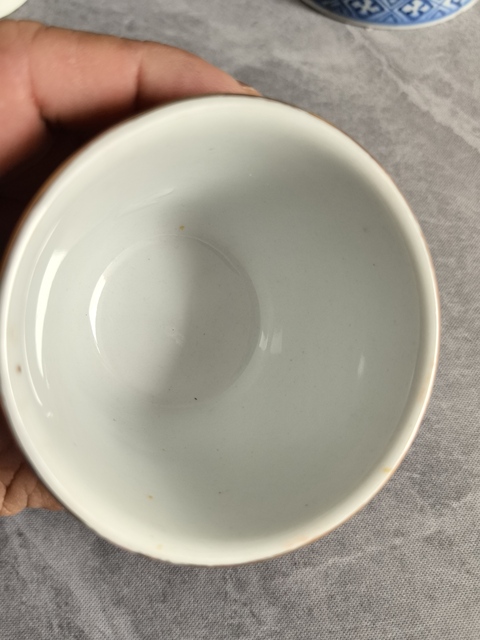 古玩陶瓷紅釉地開光粉彩花卉紋杯拍賣,當前價格550元