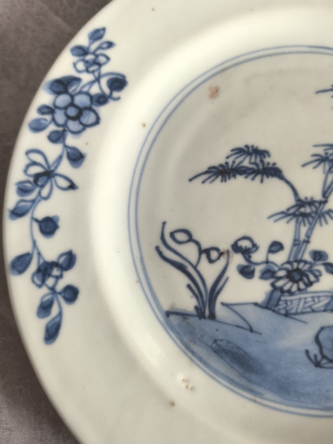 古玩陶瓷花卉洞石欄桿青花盤拍賣,當前價格800元