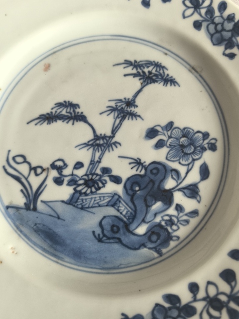 古玩陶瓷花卉洞石欄桿青花盤拍賣,當前價格800元