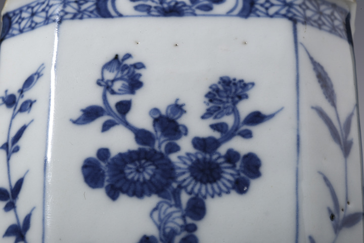 古玩陶瓷清康熙·青花花卉紋八方茶葉罐拍賣，當前價格3890元