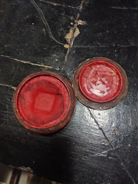 古玩陶瓷清代**紅釉留白花卉紋印泥盒拍賣(mài)，當(dāng)前價(jià)格1888元