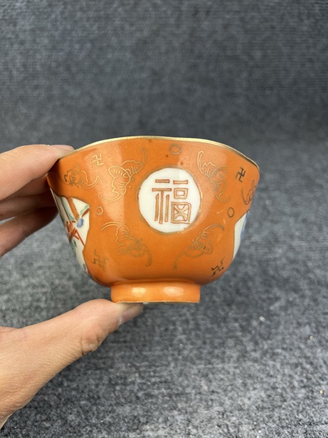 古玩陶瓷**紅地粉彩開窗人物故事紋蓋碗拍賣，當前價格2888元
