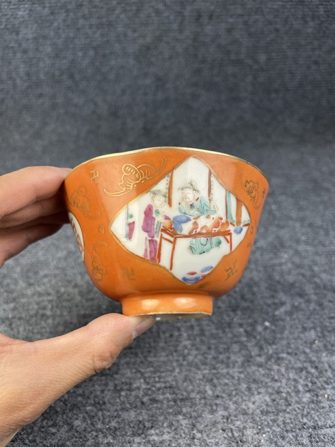 古玩陶瓷**紅地粉彩開窗人物故事紋蓋碗拍賣，當前價格2888元