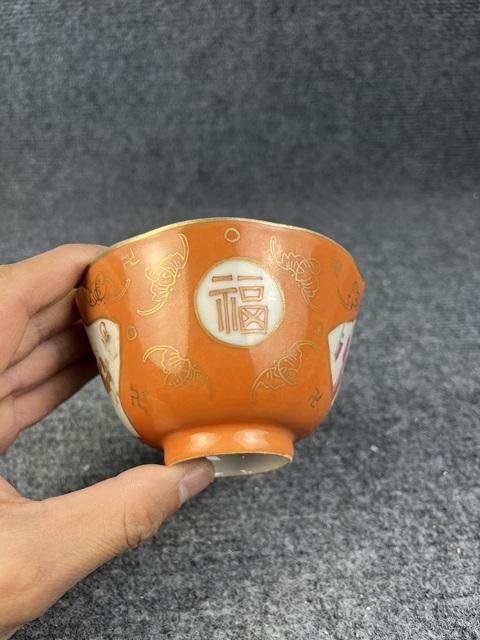 古玩陶瓷**紅地粉彩開窗人物故事紋蓋碗拍賣，當前價格2888元