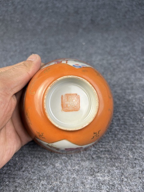 古玩陶瓷**紅地粉彩開窗人物故事紋蓋碗拍賣，當前價格2888元