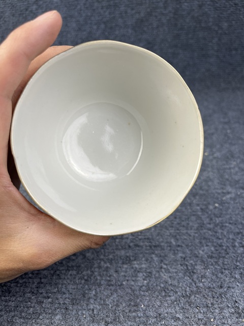 古玩陶瓷**紅地粉彩開窗人物故事紋蓋碗拍賣，當前價格2888元