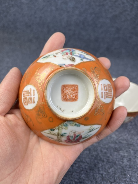 古玩陶瓷**紅地粉彩開窗人物故事紋蓋碗拍賣，當前價格2888元
