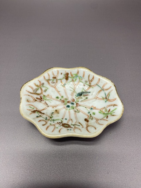 古玩陶瓷清晚期飛黃騰達豆青釉粉彩花口盤拍賣，當前價格1360元