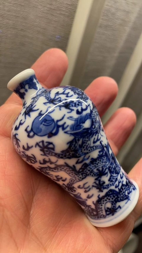 古玩陶瓷晚清·青花九龍圖小梅瓶鼻煙壺（口沿已修）拍賣，當前價格8000元