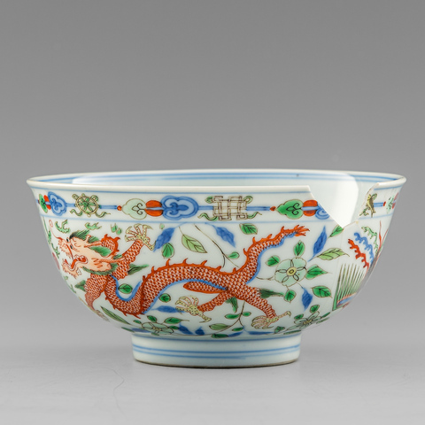 中国 清时代 茶碗 豆彩 花卉 龍紋【康熙年製在銘】古美術。 中国 清时代 茶碗 豆彩 花卉 龍紋【康熙年製在銘】古美術。