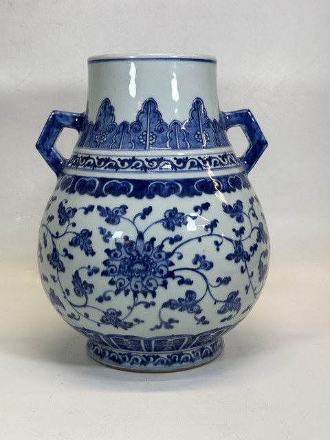 域鉴古玩】清乾隆青花缠枝花卉纹双耳尊鉴定结果_清乾隆青花缠枝