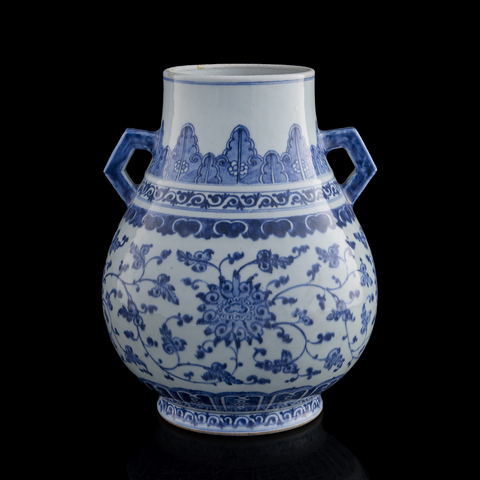 中国大清乾隆年製青花缠枝花紋双耳 尊、高约33.5cm x径22x口径13cm、 靓宝格- 乾隆官窑青花缠枝莲纹双耳鹿头尊带老配黄花梨木托