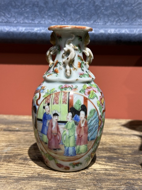 清代中期廣彩人物紋瓶拍賣(mài)，當(dāng)前價(jià)格2600元
