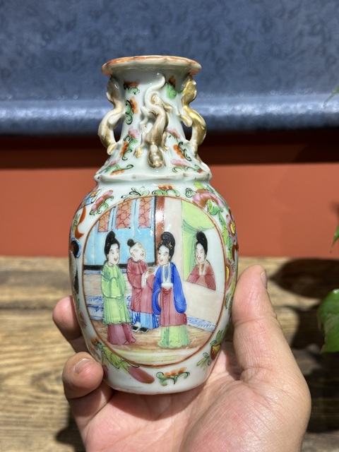 古玩陶瓷清代中期廣彩人物紋瓶拍賣，當(dāng)前價(jià)格2600元