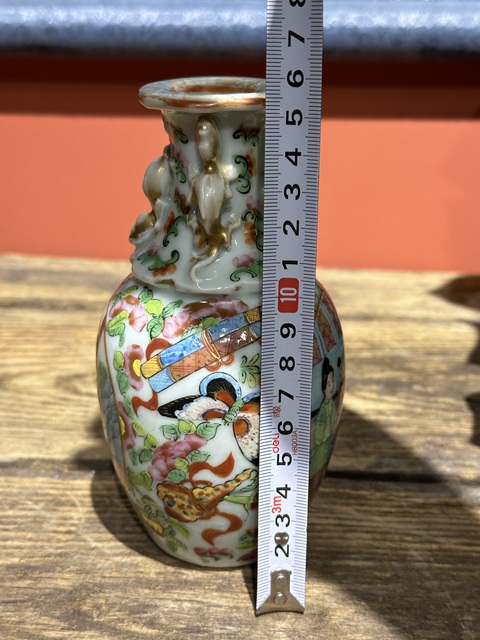 古玩陶瓷清代中期廣彩人物紋瓶拍賣，當(dāng)前價(jià)格2600元
