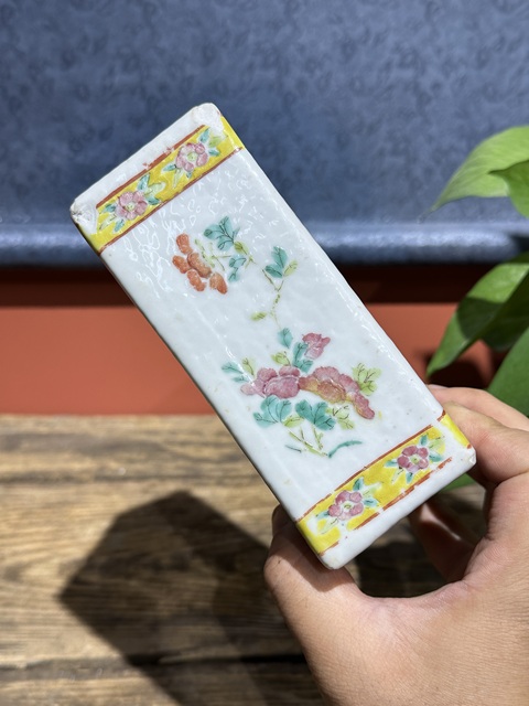 古玩陶瓷清代中期粉彩花鳥紋書擋拍賣，當前價格3200元