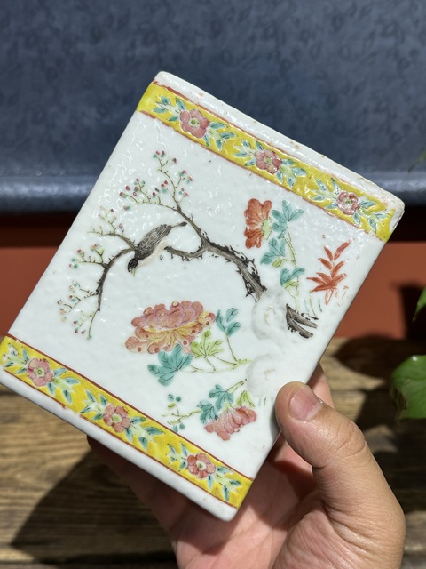 古玩陶瓷清代中期粉彩花鳥紋書擋拍賣，當前價格3200元