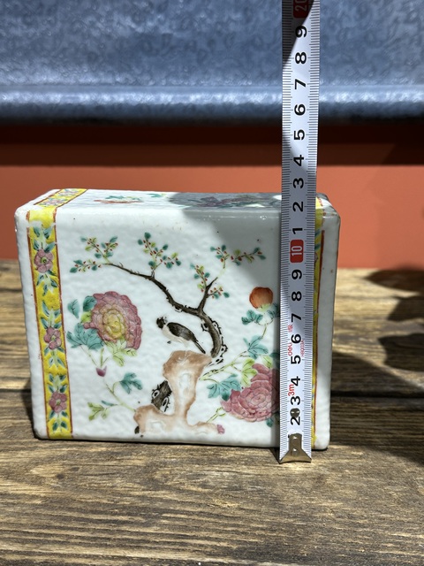 古玩陶瓷清代中期粉彩花鳥紋書擋拍賣，當前價格3200元