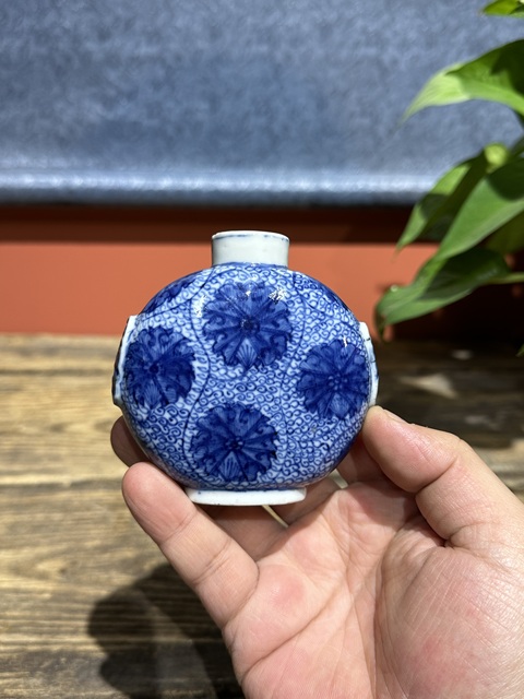 古玩陶瓷清代中期青花纏枝蓮紋鼻煙壺拍賣，當前價格8800元