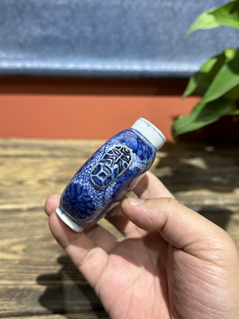 古玩陶瓷清代中期青花纏枝蓮紋鼻煙壺拍賣，當前價格8800元