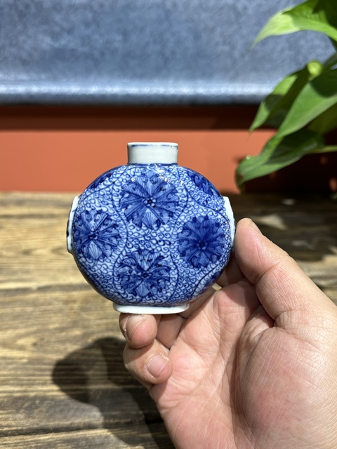 古玩陶瓷清代中期青花纏枝蓮紋鼻煙壺拍賣，當前價格8800元