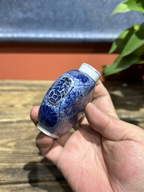 古玩陶瓷清代中期青花纏枝蓮紋鼻煙壺拍賣，當前價格8800元